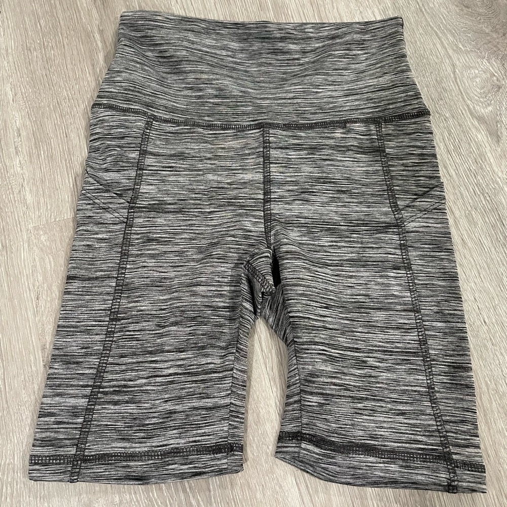 Bermuda shorts with pockets - high waisted